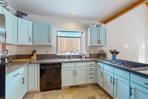 a kitchen with blue cabinets and a sink at Stateline Serenity in Stateline