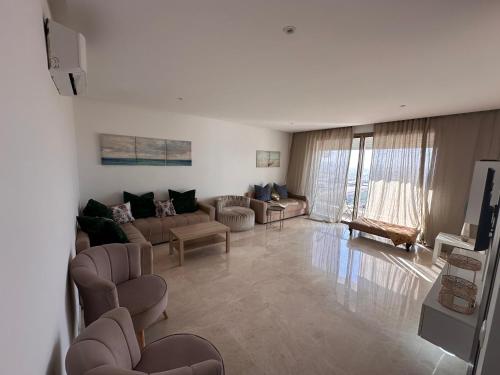 un soggiorno con divani e sedie in una stanza di Oceanview Escape Luxury by Sea a Casablanca