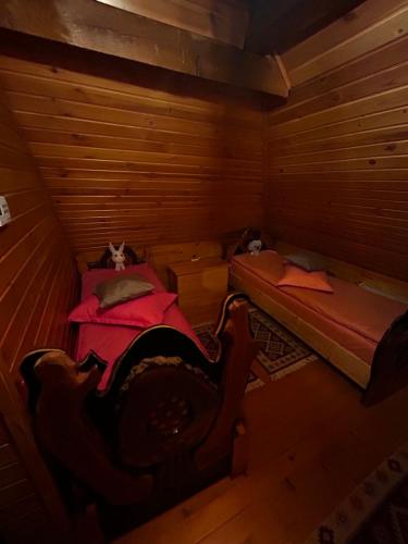 RohiaにあるSatul lui Traianの屋根裏部屋 キャビン内のベッド2台付