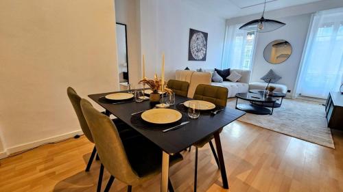une table à manger et des chaises dans un salon dans l'établissement Le Carré Or Lyon 6 Boulevard des Belges , 2 Bedrooms, à Lyon
