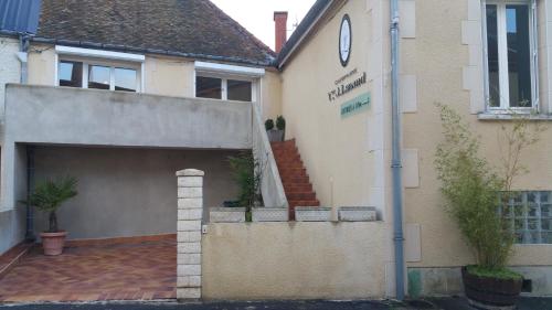 un edificio con garage e vialetto di Le Cocoon De Sacha a Avize