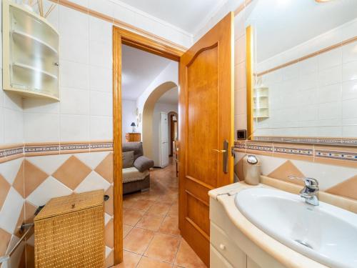 un baño con lavabo y espejo en Apartment in Spain near Scenic Coastline, en Jávea