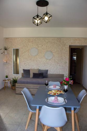 Ruang duduk di Maistro Suites With Pool, Matala