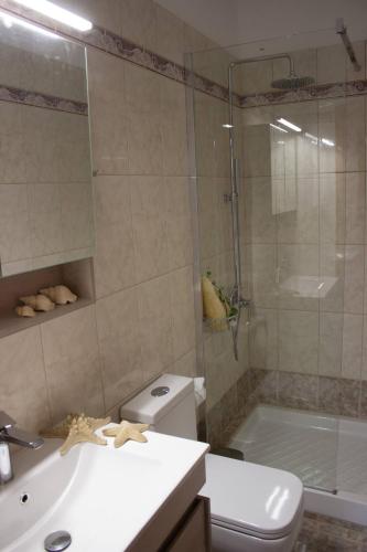 Bilik mandi di Maistro Suites With Pool, Matala
