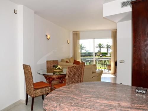 Beachfront Apartment in Estartit with Garden