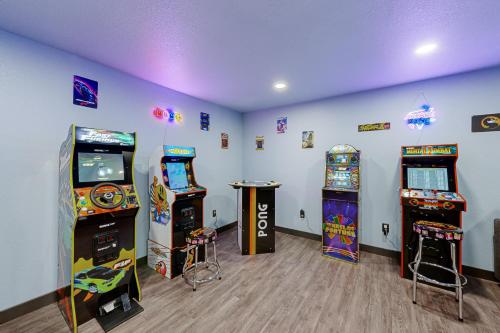 a room with four video game machines in it at Ruddy's Cabins in Sturgis