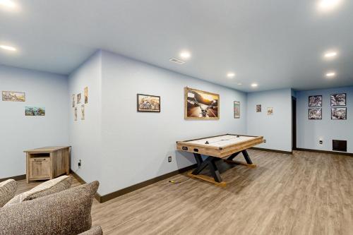 a room with a ping pong table in it at Ruddy's Cabins in Sturgis