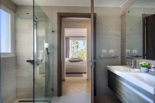 Ένα μπάνιο στο Beach front apartment with private beach