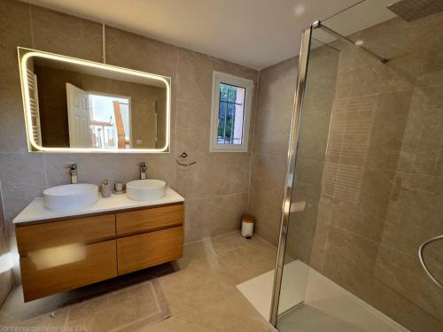 une salle de bain avec un lavabo et une douche dans l'établissement Villa rénovée avec Piscine Carry Le Rouet 180m2 4 Chambres, à Carry-le-Rouet