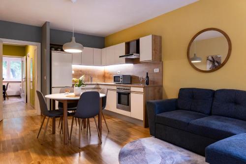 Flexible SelfCheckIns Zagreb 250 - 2 Bedroom Apartment - WiFi- Keybox Entry