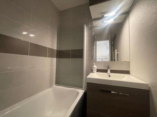 une salle de bain avec une baignoire et un lavabo et une baignoire tubermottermott dans l'établissement Résidence Arc En Ciel B - T2 cosy à proximité du départ des pistes, vue sur la montagne MAE-0551, à Vénosc