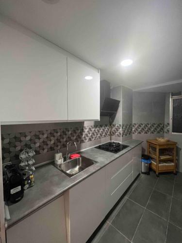 a kitchen with a sink and a counter top at Apartamento en el centro de Alcobendas in Alcobendas