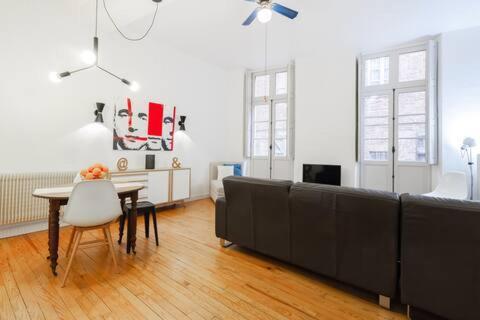 un salon avec un canapé et une table dans l'établissement Beau T2 au centre historique, à Toulouse
