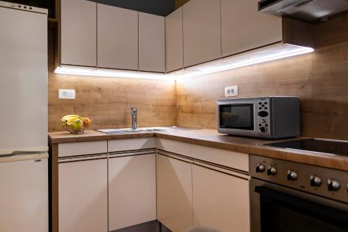 Flexible SelfCheckIns Zagreb 250 - 2 Bedroom Apartment - WiFi- Keybox Entry