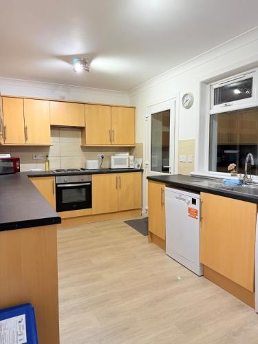 Kuchyň nebo kuchyňský kout v ubytování RF-Entire House-Central Scotland-Falkirk, Self-Check-in , Pet-friendly and with Parking