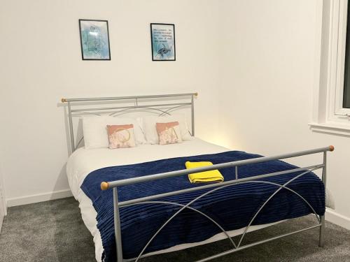 福尔柯克RF-Entire House-Central Scotland-Falkirk, Self-Check-in , Pet-friendly and with Parking的卧室里有一张床，床单和枕头都是蓝色的