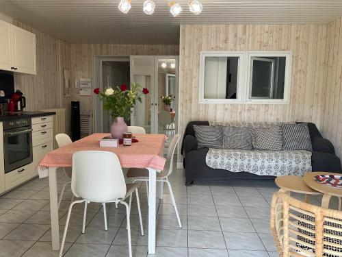 une cuisine et un salon avec une table et un canapé dans l'établissement Villa La PROVENCE, à Hyères