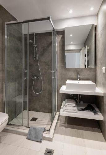 Innovative majestic corner suite in Ladadika