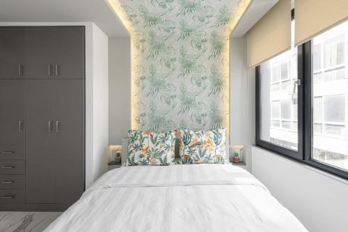 Innovative majestic corner suite in Ladadika