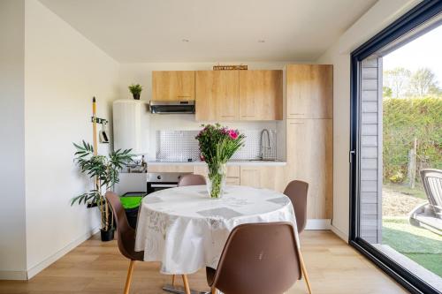 une cuisine et une salle à manger avec une table et des chaises dans l'établissement A place of zen, à Saint-Georges-de-Gréhaigne