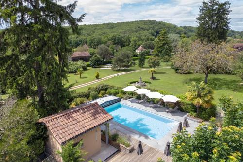 une vue aérienne d'une villa avec piscine dans l'établissement Le Petit Manoir de Vitrac, à Vitrac