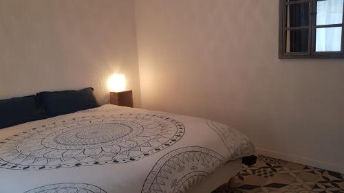 ein Schlafzimmer mit einem Bett und einem Tisch darauf in der Unterkunft Appartement Le Beach31 à 200m de la plage, 1 chambre in La Guérinière