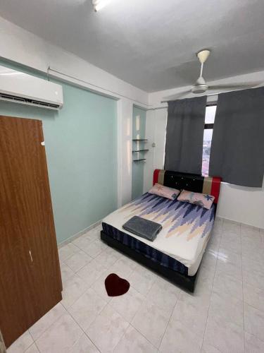 Postel nebo postele na pokoji v ubytování Whispering Woods 3 ROOMS & NETFLIX by EZYROOM MELAKA