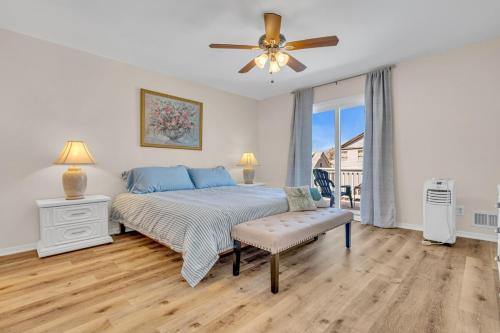 Postel nebo postele na pokoji v ubytování Bayshore Bungalow - Your Perfect Beachside Escape with Stunning Coastal Views