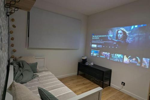 Μια τηλεόραση ή/και κέντρο ψυχαγωγίας στο Jupiter Tiny House