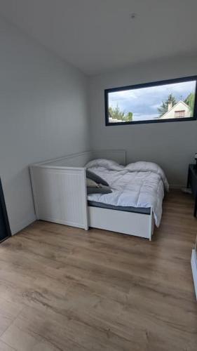 une chambre avec un lit et un grand miroir dans l'établissement Jupiter Tiny House, à Nanteuil-lès-Meaux