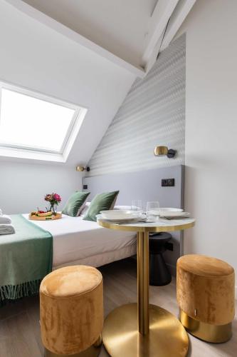- une chambre avec un lit, une table et des tabourets dans l'établissement Comfortable studio - 2P - Sentier, à Paris