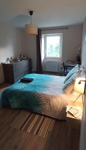 une chambre avec un grand lit et une fenêtre dans l'établissement Chambre cozy et calme dans une maison de charme, à Rodelle