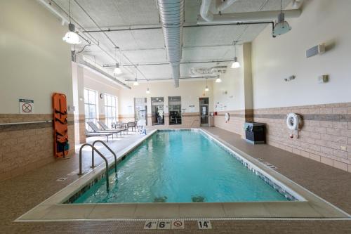 a swimming pool in a large room with a pool at Sheraton Chicago Northbrook in Northbrook