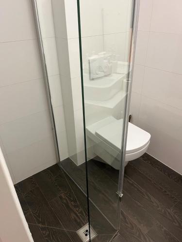 Łazienka w obiekcie Apartament TOKIO przy rynku ul Leśna bezobsługowe zameldowanie, Parking
