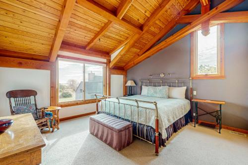 een slaapkamer met een bed en een houten plafond bij The Barn in Gualala