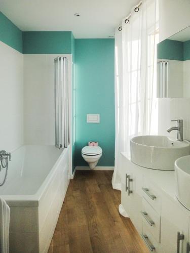 une salle de bain avec une baignoire, des toilettes et un lavabo dans l'établissement La Villa du 15 - Chambres indépendantes & autonomes du restaurant La Maison - clim et piscine chauffée - Lit King Size, à Les Eyzies-de-Tayac