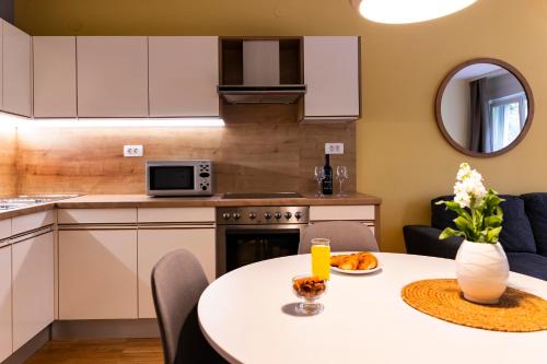 Flexible SelfCheckIns Zagreb 250 - 2 Bedroom Apartment - WiFi- Keybox Entry