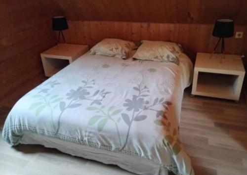 - une chambre avec un lit, 2 tables de nuit et des lampes dans l'établissement Maison au calme entre Caen et Cabourg, à Bréville-les-Monts