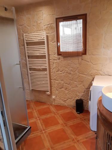 Il comprend une cuisine dotée de carrelage et d'une fenêtre. dans l'établissement Maison au calme entre Caen et Cabourg, à Bréville-les-Monts