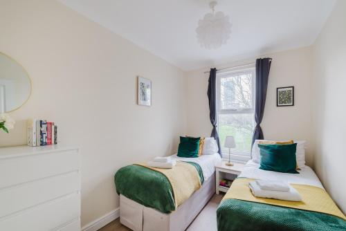 Postel nebo postele na pokoji v ubytování Modern Cosy Corner Flat 3 bed and loft sleep 7 people