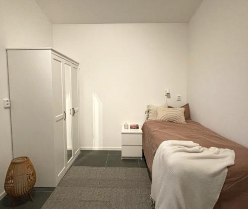 Postel nebo postele na pokoji v ubytování 2 bedroom apt - newly built