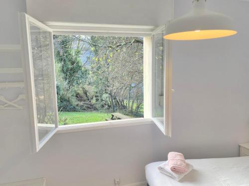 a window in a white room with a towel at Casa en el Verde Valle in San Esteban