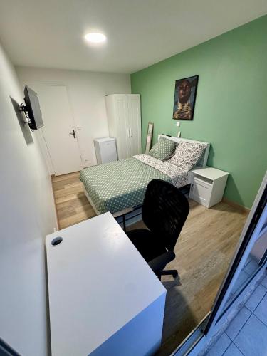 Cette petite chambre comprend un lit et un bureau avec une chaise. dans l'établissement York's APPART, à Saint-Herblain