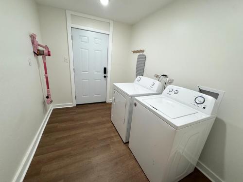 a laundry room with a washer and dryer at Dreami Stays Panama City - 2BR Retreat Near Downtown, Beaches, & Hot Spots in Panama City