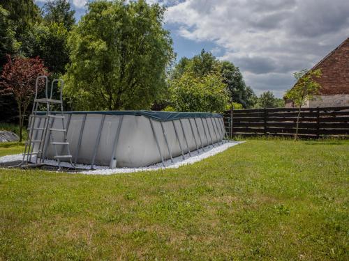 a wall in a field next to a fence at Na Uboczu in Gryfów Śląski