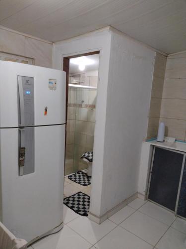 una cucina con frigorifero bianco in una camera di Jb casa temporada a Maceió