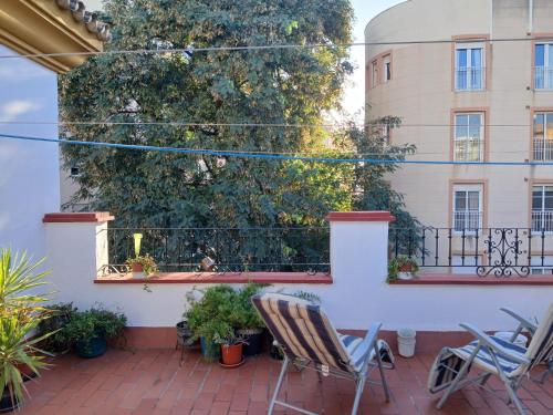 Bonitas habitaciones con aire acondicionado y terraza en casa residencial cercana al centro histórico de Málaga