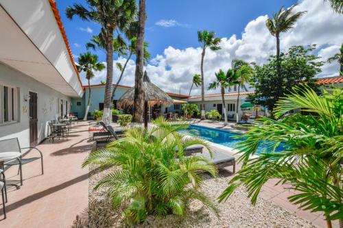 パーム・イーグル・ビーチにあるArubiana Inn Hotelのヤシの木が植わるリゾートです。