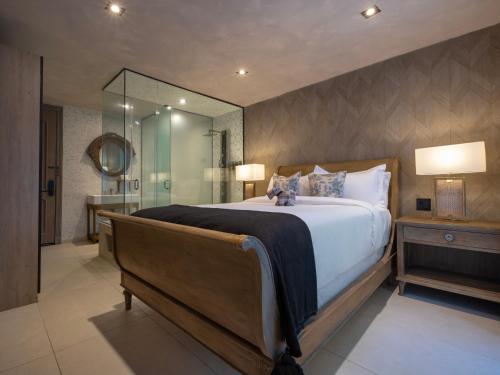 Giường trong phòng chung tại O:Live Boutique Hotel, A Small Luxury Hotel of the World