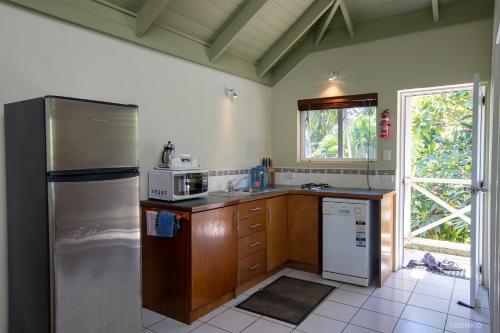 Dapur atau dapur kecil di Avana Waterfront Apartments